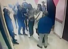 لحظه هولناک حمله اولیای دانش‌آموز با قمه به یک معلم در کرج+فیلم 