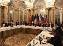 عضو تیم مذاکره کننده: هیچ تجدید نظری در مواضع ایران رخ نداده؛ ۲ پیش نویس‌ پیشنهادی روی میز است