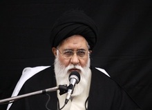 
هیچ چهره‌ای را کنار چهره امام(ره) نباید قرار بدهیم