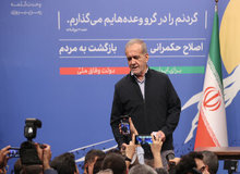 انتقاد ارگان اطلاع رسانی وابسته به سپاه به مجری نشست خبری رئیس‌جمهور /قرعه کشی، «نمایشی» بود /شأن رئیس جمهور رعایت نشد