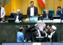 کیهان: تحریم‌ها با اراده دولت و ملت ایران در حال بی‌اثر شدن است
