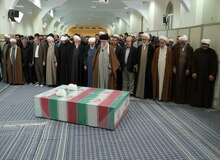 اقامه نماز رهبر انقلاب بر پیکر رازینی و مقیسه