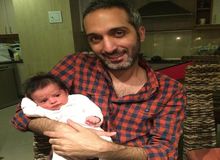 همسر امیر مهدی ژوله در کنار دخترش در برف 