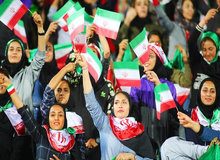 حواشی دربی/ بلندگوی استادیوم آزادی: رعایت کنید و زمینه را برای حضور زنان فراهم کنید/ مهدی تاج:‌ فضایی ایجاد نشود که نتوان از حضور بانوان در ورزشگاه دفاع کرد