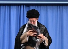 پیراهن شهید ۴ ساله حادثه تروریستی اهواز در دست رهبرمعظم انقلاب+عکس