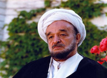 علامه‌ جعفری (ره) در حال باغبانی+ عکس
