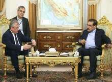 شمخانی: ایران خود را متعهد به پیگیری راه حل سیاسی برای پایان دادن به بحران سوریه می داند