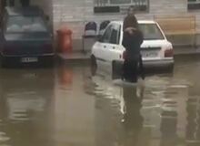 فیلم / آب‌گرفتگی بیمارستان سربندر و انتقال عجیب بیمار