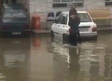 فیلم / آب‌گرفتگی بیمارستان سربندر و انتقال عجیب بیمار
