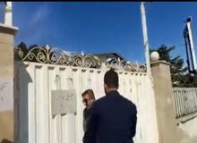 یک معلم در اعتراض به عدم پرداخت حقوق در اداره آموزش و پرورش کلار دشت را گل گرفت+ فیلم