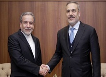 عراقچی به وزیر خارجه ترکیه: حقوق ایران در بهره‌مندی از انرژی صلح‌آمیز هسته‌ای قابل چشم‌پوشی نیست 