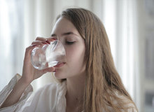 ۷ عامل احساس تشنگی/ از دیابت تا رژیم غذایی پر نمک 
