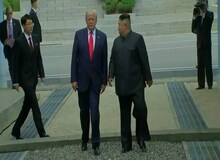 افشاگری خبرنگار واشنگتن پست از پرواز ترامپ بر فراز منطقه نظامی کره شمالی بدون اطلاع این کشور!/ترامپ : امروز صبح بوسه وداعی بر گونه ملانیا گذاشتم !