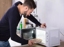 گذاشتن غذا در مایکروویو تا چه حد خطرناک است؟ دانشمندان پاسخ می‌دهند