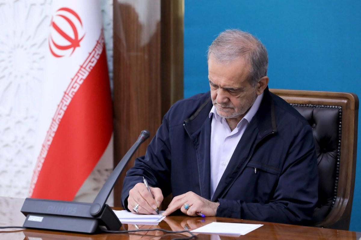 تسلیت پزشکیان در پی درگذشت مادر شهیدان معینی نجف آبادی