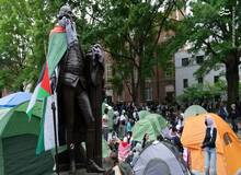 چفیه فلسطینی بر گردن جرج واشنگتن