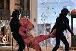 پلنگ صورتی در تظاهرات فرانسه دستگیر شد!/عکس
