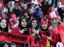 ۲ تماشاگر زن مسابقه پرسپولیس تراکتور بازداشت شدند 