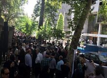 تجمع رانندگان آژانس‌ مقابل فرمانداری در اعتراض به نرخ طرح ترافیک/ فرمانداری: طرح ترافیک جدید باید به قیمت قبل به رانندگان آژانس واگذار شود
