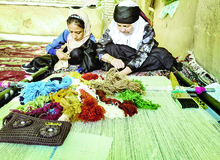 گزارشی  از زنان بافنده دارستان سیرجان که به‌عنوان «دهکده جهانی گلیم» برای ثبت جهانی پیشنهاد شده است/  دهکده جهانی گلیم 