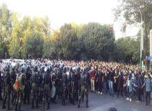 کیهان: پلیس در اروپا و آمریکا با شهروندان برخورد خشن دارد اما در قضایای پاییز گذشته جمهوری اسلامی به پلیس اجازه حمل سلاح نداد