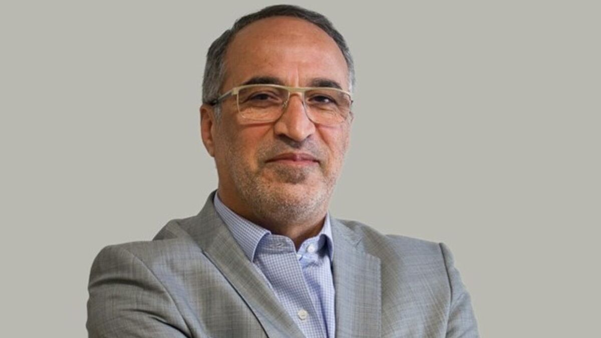 فعال سیاسی اصولگرا: عده ای به بهانه جوان گرایی در دولت دارند حقوق بیت‌المال را ضایع می کنند/ برخی با مناصب غیردولتی، دولت را چیدمان می‌کنند