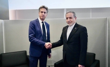 دست دادن با عراقچی برای وزیر خارجه انگلیس دردسر ساز شد / جنجال در لندن بر سر ادعای نقشه حمله به پایگاه هوایی فیرفورد