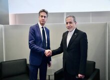 دست دادن با عراقچی برای وزیر خارجه انگلیس دردسر ساز شد / جنجال در لندن بر سر ادعای نقشه حمله به پایگاه هوایی فیرفورد