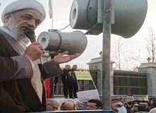 شعارهای نیروهای انقلابی علیه سران قوا در تجمع در کنار ساختمان مجلس+فیلم/ کامران غضنفری، نماینده مجلس روی نیسان آبی غلیه دولت شعار داد/ آقاتهرانی محبی نجم آبادی و الله کرم در جمع تظاهر کنندگان