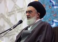 امام جمعه قم: نظام جمهوری اسلامی حاکمیت اسلام است / روایت شده که مردی از اهل قم مردم را به‌سوی حق دعوت می‌کند؛ عده‌ای دور او جمع می‌شوند که از جنگ خسته نمی‌شوند ونمی‌ترسند