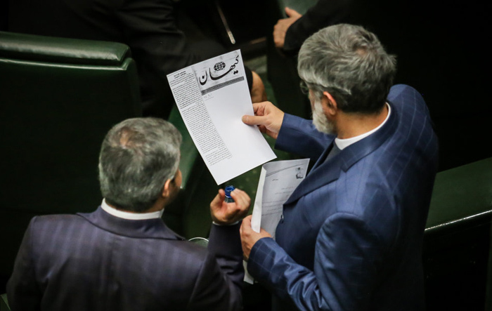 حمله تند کیهان به نایب رییس مجلس/ آقای مطهری پرت‌ترین پاسخ را انتخاب کردی!!
