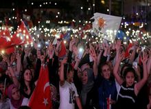 جشن پیروزی اردوغان در مقابل منزلش + فیلم