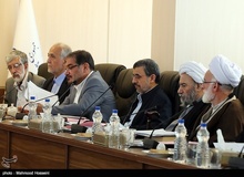 سردرگمی احمدی‌نژاد بین حضور یا عدم حضور در مجمع تشخیص/روزهای بن‌بست مرد پرحاشیه
