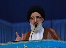 امام جمعه کرج: لجن پراکنی در مناظره ها زیبنده نامزدها نیست/ تبعیت از ولی فقیه  نسخه شفابخش جامعه است