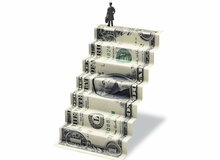 دلار جهانی اوج گرفت/قیمت در تهران ۳۹۷۰ تومان