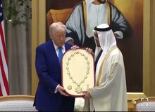  رئیس امارات به ترامپ گردنبد طلا هدیه داد+فیلم 