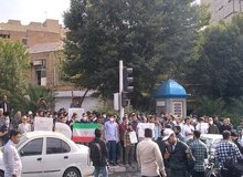 اعتراض برخی از دانشجویان مقابل سفارت انگلیس: دوران کودتای 28 مرداد گذشته است
