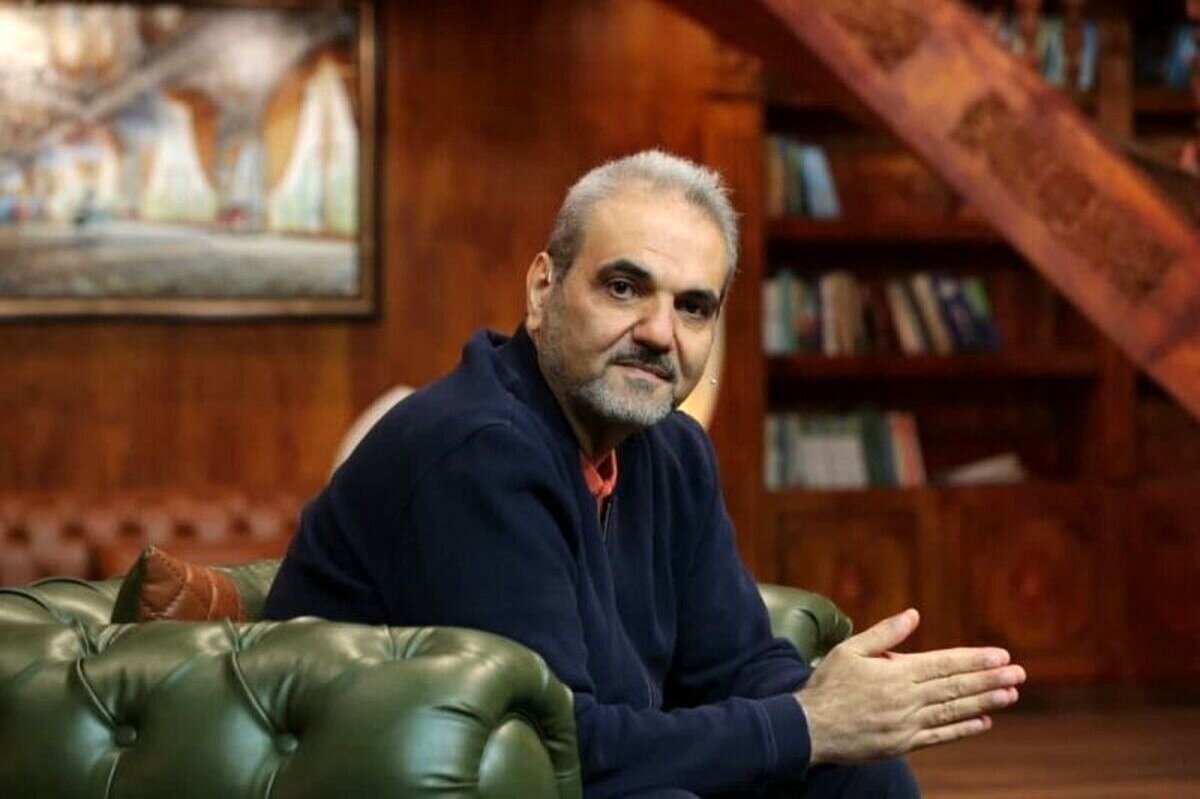 چرا هنوز جواد خیابانی گزارش می‌کند؟