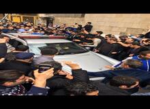 فیلم  خداحافظی هواداران با پدر استقلال در مقابل بیمارستان ایرانمهر 