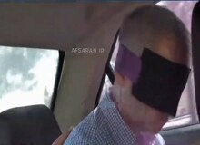  انتقال معاون سفیر انگلیس با چشمان بسته+عکس 