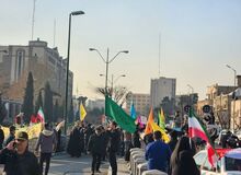 تجمع مجدد نیروهای انقلابی علیه سران قوا در تهران+فیلم/  نیروهای انقلابی: ملت از سران سه قوه آزرده شده/ پزشکیان نوکر امریکا شده/ آقای اژه ای! شما را منصوب نکردند که هرشب برای مردم درس اخلاق بدهید