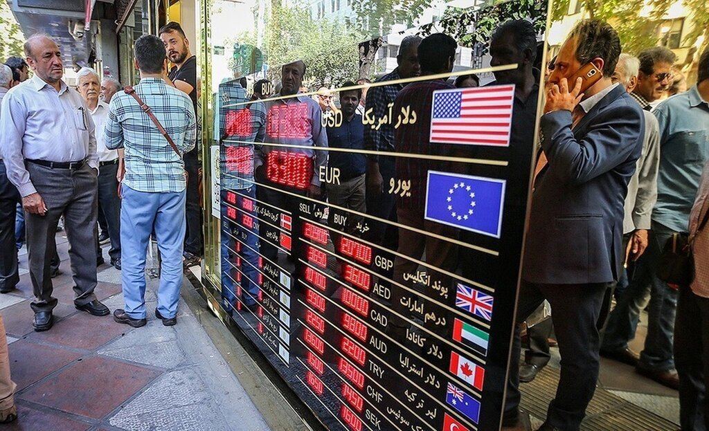صرافان دلار را چند می‌خرند؟/ نرخ فروش دلار چقدر پایین‌تر از خرید است؟
