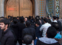 معترضان به بسته‌شدن حرم امام‌رضا: دارو دسته شیعه انگلیسی نیستیم، هیچ ربطی به شیرازی نداریم؛ انقلابی هستیم / رئیس جمهور و وزیر بهداشت غلط کرده دستور داده حرم بسته شود+فیلم