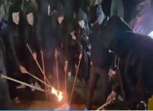 معترضان گرجی پرچم روسیه را به آتش کشیدند+فیلم 