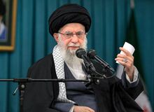 آیت الله خامنه ای: آنکه تصور کند بدون لطف آمریکا نمی‌توان قدم از قدم برداشت او خوب مدیریت نخواهد کرد / برخی با لبخند دشمن خاطرشان جمع می‌شود و با لالایی دشمن خوابشان می‌برد / برخی تصور می‌کنند باید آویزانِ به این قدرت و آن قدرت باشند یا خیال می‌کنند که هم