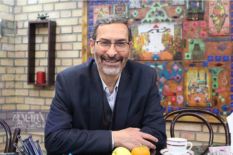 پورمختار: وقتی رهبری احمدی نژاد را عضو مجمع تشخیص می کند، یعنی می خواهد او را حفظ کند/  اگر احمدی نژاد به سخنان رهبری گوش می کرد در دوره بعد انتخابات می توانست شرکت کند/ اگر میرحسین آن رفتارها را نمی‌کرد شاید رئیس‌جمهور می‌شد