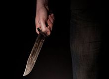 مادر مهریه‌اش را مطالبه کرد، پدر چاقوی قصابی را زیرگلوی پسر 9 ساله‌اش گذاشت
