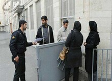 همسایه محمود احمدی نژاد در  میدان ۷۲ نارمک: عصر سه شنبه جو محل کمی امنیتی شد
اما امروز دیگر کسی از مردم جرئت نکردند اینجا بیایند/ مردم برای دریافت وام به احمدی نژاد مراجعه می کنند