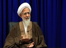 طبیبی که بدون تشخیص و دانش کافی دارو تجویز کند در صورت بروز خسارت شرعا ضامن است