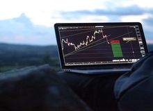 آیا بازار فارکس برای درآمد دلاری مناسب است؟